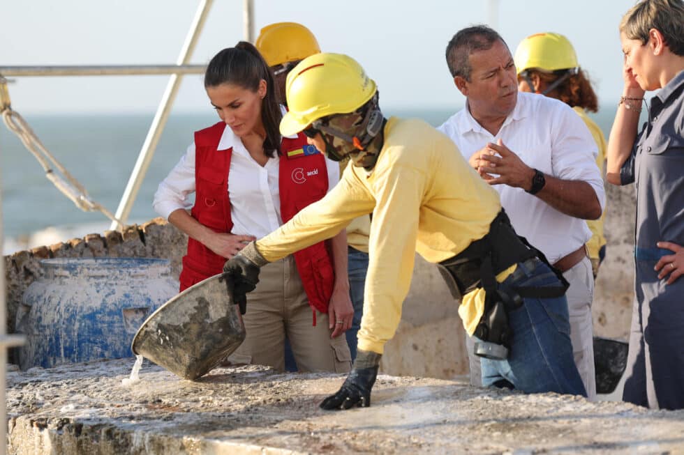 La reina Letizia durante su visita a los trabajos de restauración que se están acometiendo en el baluarte de Santa Catalina, uno de los emblemas arquitectónicos de la ciudad caribeña, este martes en Cartagena de Indias