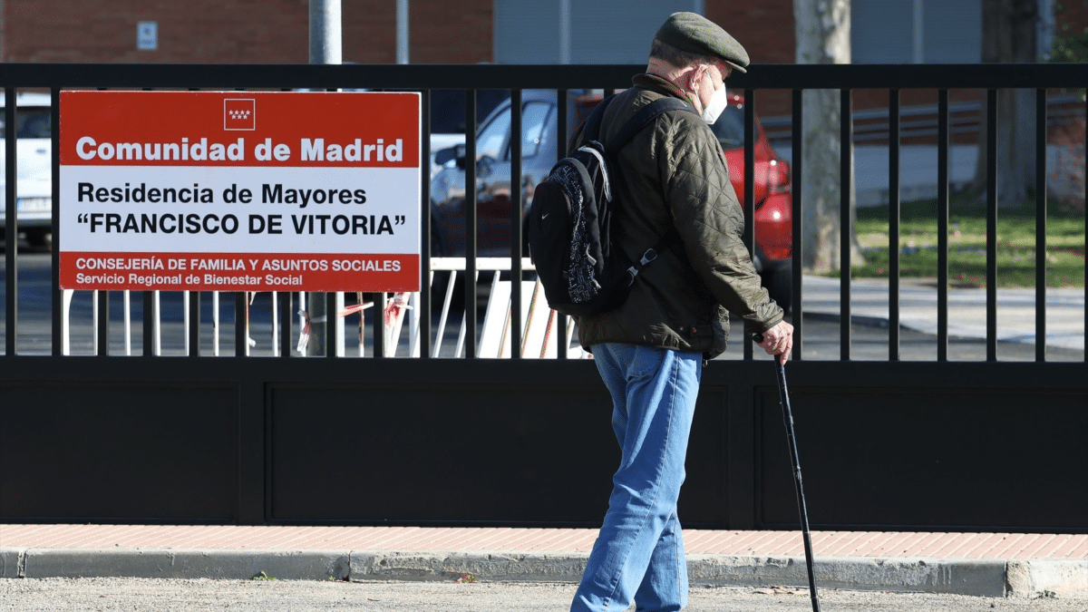 Un señor mayor frente a un centro sanitario donde de momento es obligatorio llevar la mascarilla. Una decisión que se está debatiendo por el Ministerio de Sanidad.