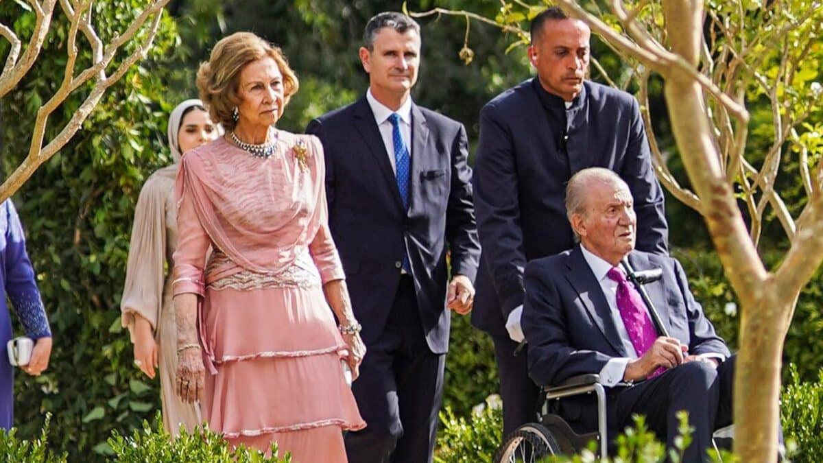 Juntos y con Juan Carlos en silla de ruedas: los reyes eméritos reaparecen en la boda del heredero de Jordania