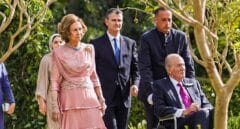Juntos y con Juan Carlos en silla de ruedas: los reyes eméritos reaparecen en la boda del heredero de Jordania