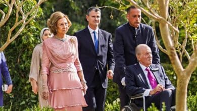Juntos y con Juan Carlos en silla de ruedas: los reyes eméritos reaparecen en la boda del heredero de Jordania