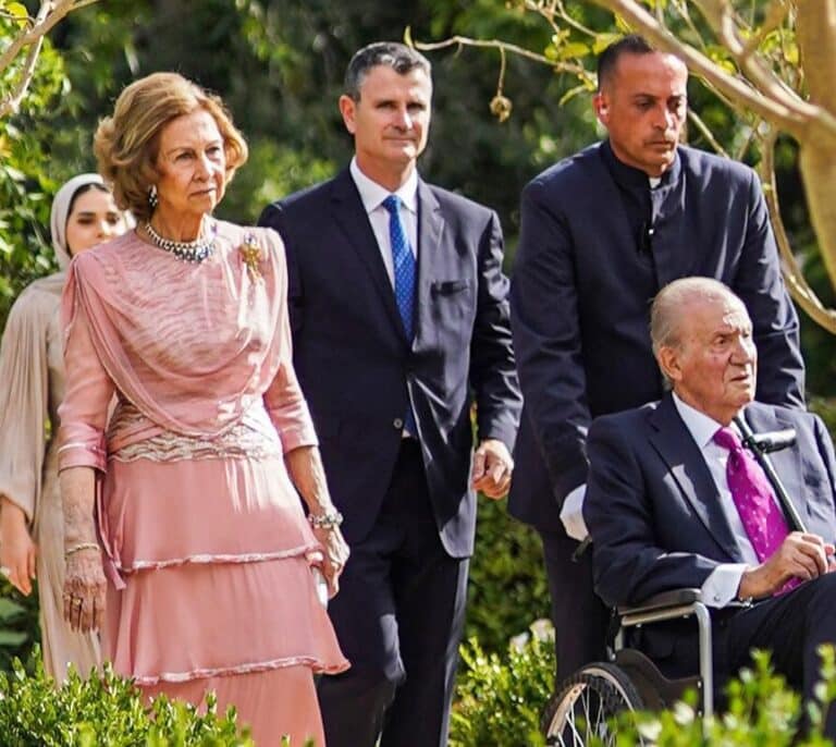 Juntos y con Juan Carlos en silla de ruedas: los reyes eméritos reaparecen en la boda del heredero de Jordania