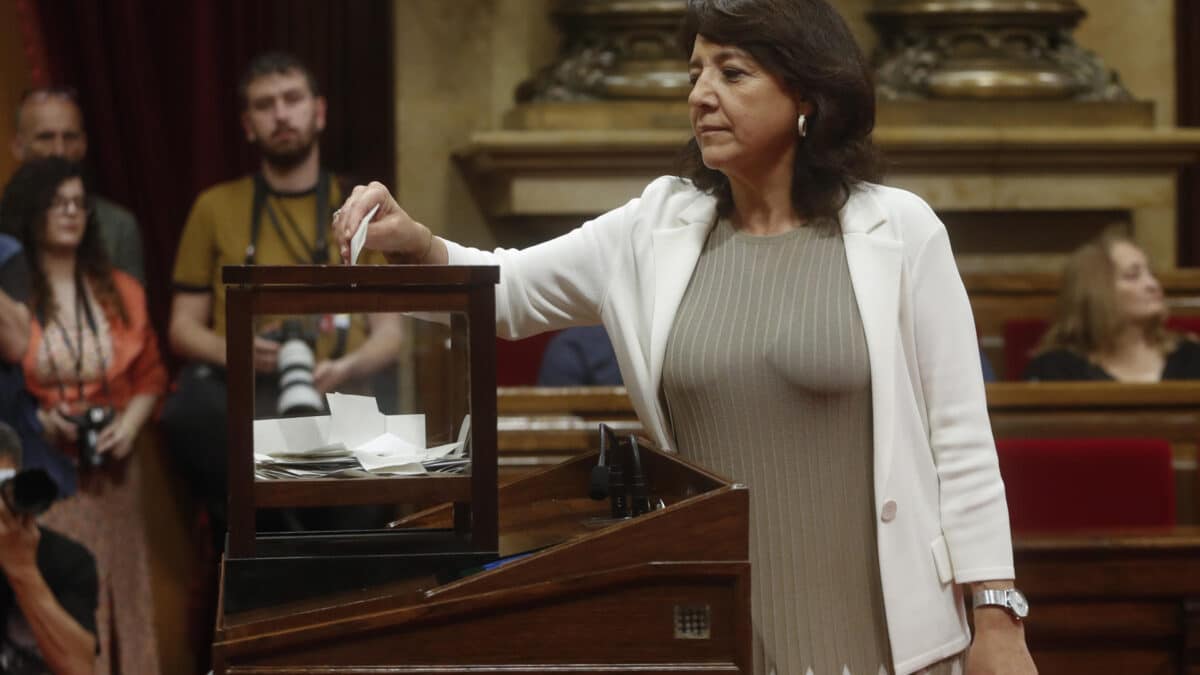 Erra toma posesión como presidenta del Parlament encomendándose a Puigdemont