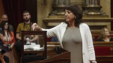 Erra toma posesión como presidenta del Parlament encomendándose a Puigdemont