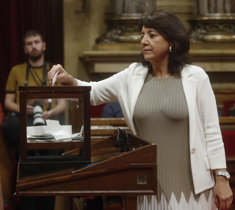 Erra toma posesión como presidenta del Parlament encomendándose a Puigdemont
