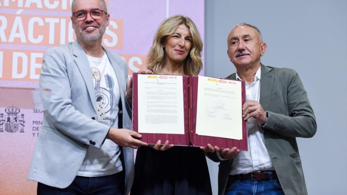 La vicepresidenta segunda y ministra de Trabajo y Economía Social, Yolanda Díaz, firma con los secretarios generales de CCOO, Unai Sordo, y de UGT, Pepe Álvarez, el acuerdo para el estatuto del becario.