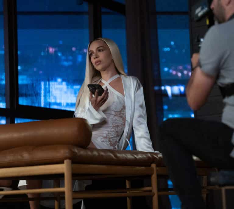 Bad Gyal cambia Londres por Barcelona en la nueva campaña de Estrella Damm