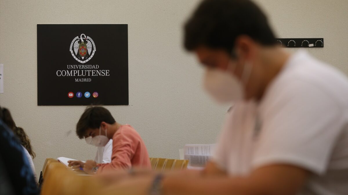 Estudiantes en la Facultad de Ciencias Económicas y Empresariales realizan un examen el día del comienzo de los exámenes de selectividad.
