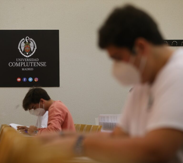 Al menos cuatro ministerios rechazan cotizar por sus becarios como ha aprobado el Gobierno