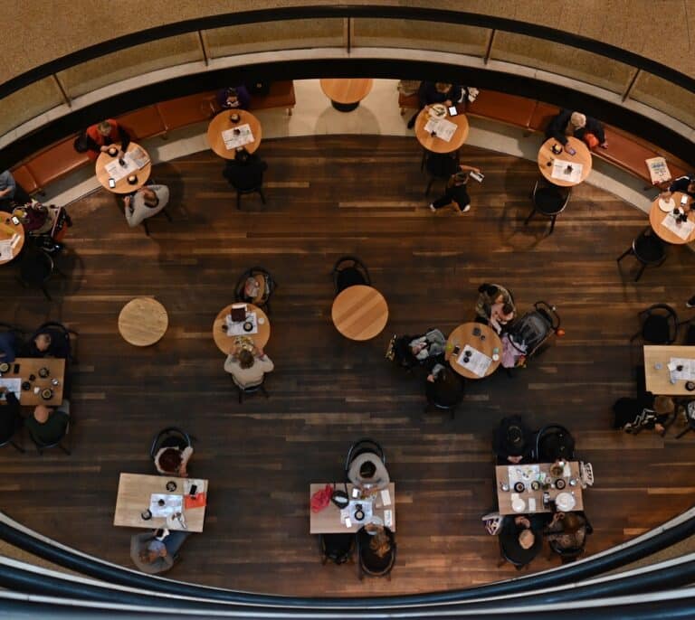 ¿Se puede cobrar por el servicio de mesa en bares y restaurantes?