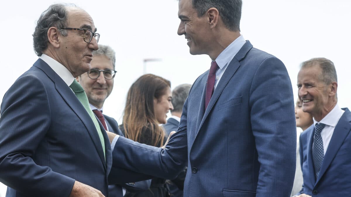 El presidente del Gobierno, Pedro Sánchez (d), saluda al presidente de Iberdrola, Ignacio Sánchez Galán (i)
