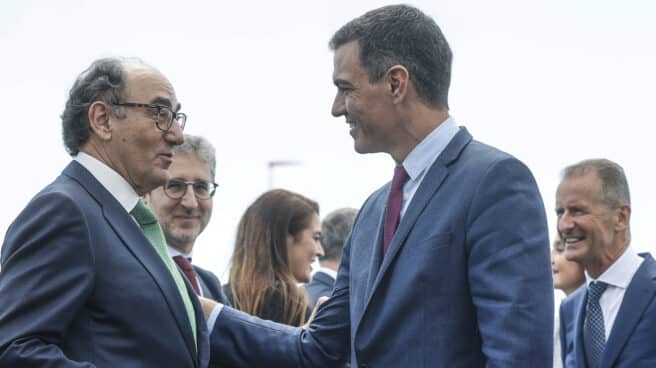 El presidente del Gobierno, Pedro Sánchez (d), saluda al presidente de Iberdrola, Ignacio Sánchez Galán (i)