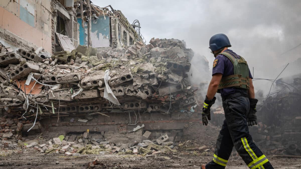 Un bombero ucraniano camina frente a la escuela destruida en Kramatorsk.