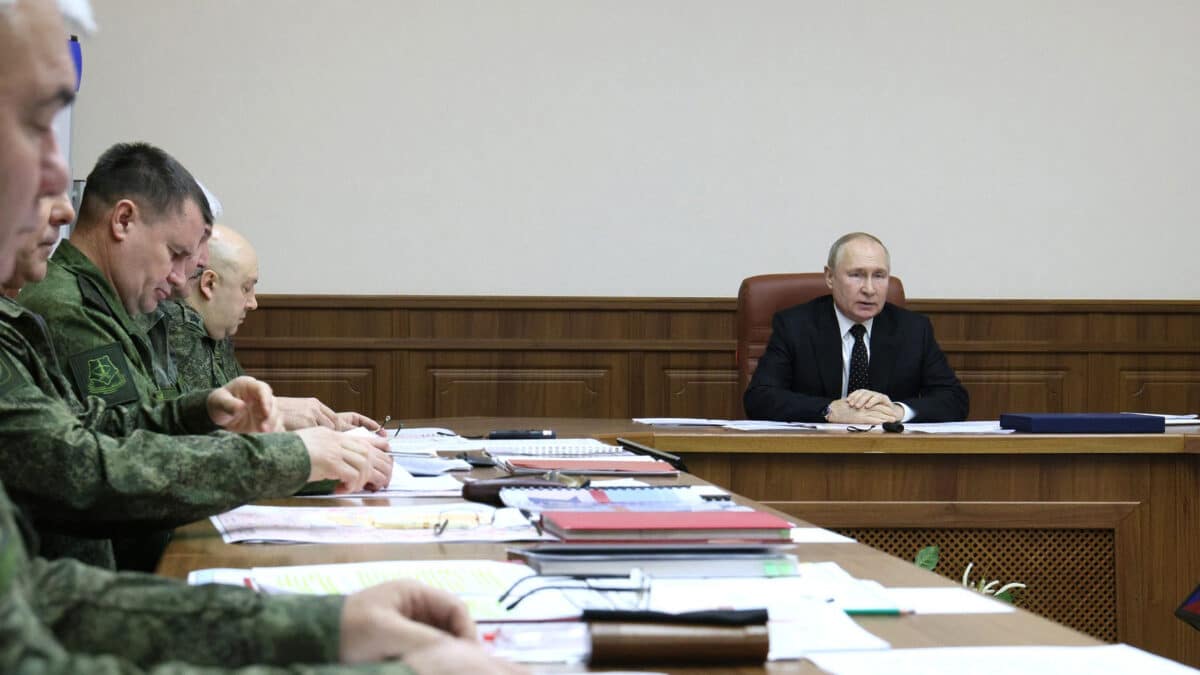 Putin en una reunión con militares