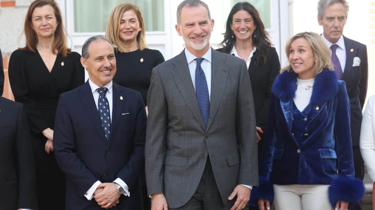 El decano del Colegio de Abogados de Madrid, Eugenio Ribón, el Rey Felipe VI y la vicedecana, Isabel Winkels, durante la audiencia en marzo de 2023