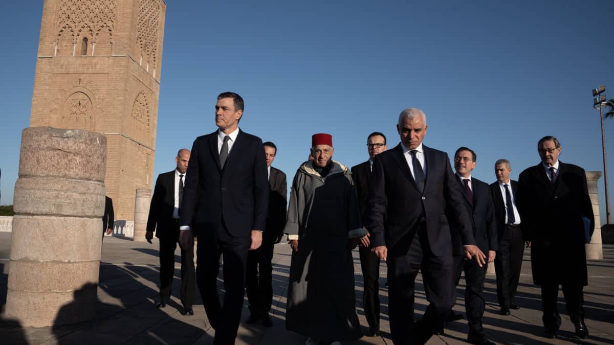 El presidente del Gobierno, Pedro Sánchez; el historiador del Reino de Marruecos y portavoz del Palacio Real, Abdelhak Lamrin y el ministro de Sanidad y Protección Social de Rabat, Khalid Ait Taleb, después de visitar el Mausoleo de Mohamed V, a 2 de febrero, en Rabat (Marruecos).