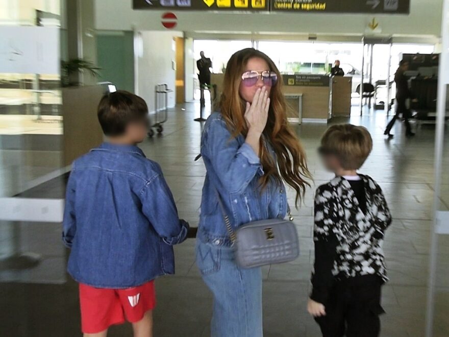 Shakira se despide de España, camino a Miami, con sus hijos