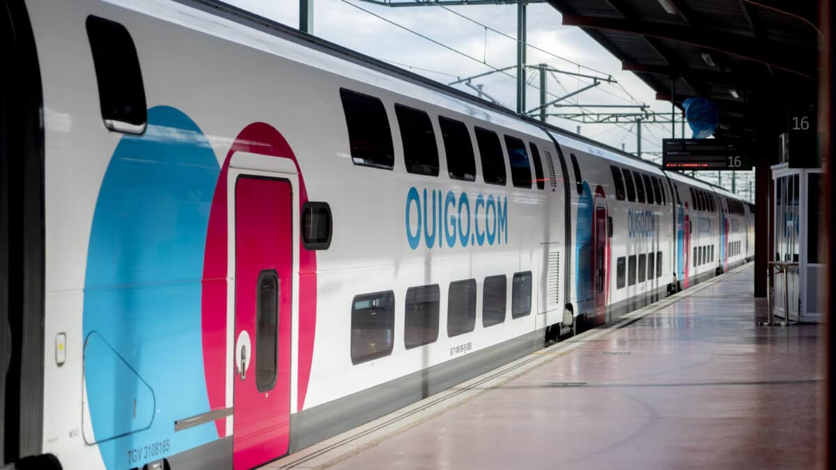 Un tren en el andén durante la inauguración de la línea de Ouigo entre Madrid, Albacete y Alicante, en la Estación de Madrid-Chamartín-Clara Campoamor