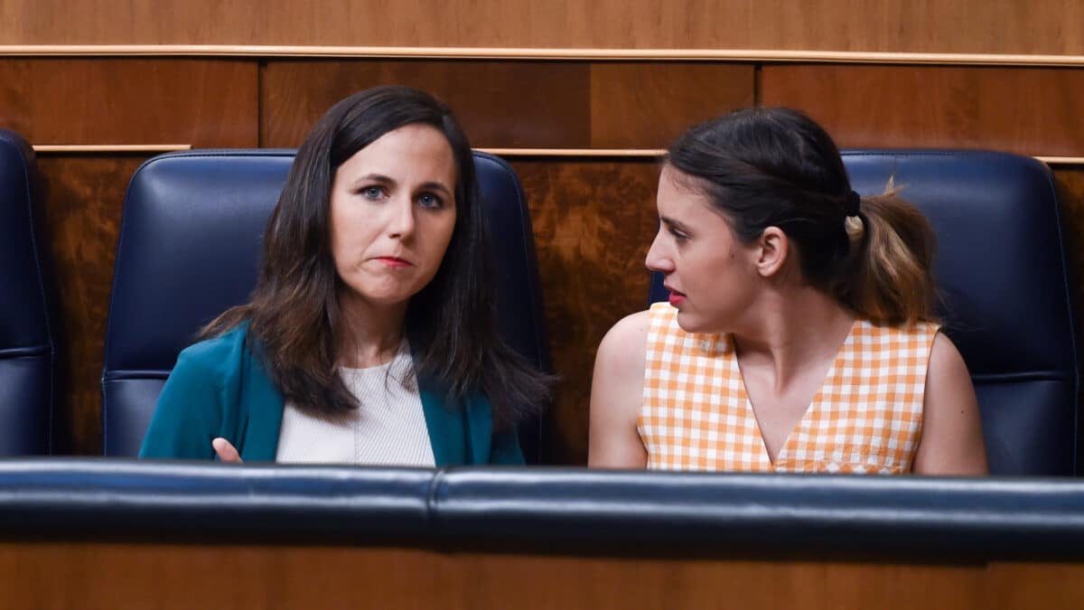 La ministra de Derechos Sociales y Agenda 2030, Ione Belarra (i) y la ministra de Igualdad, Irene Montero (d), en el Congreso de los Diputados