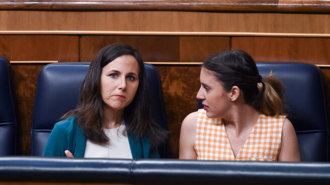 La ministra de Derechos Sociales y Agenda 2030, Ione Belarra (i) y la ministra de Igualdad, Irene Montero (d), en el Congreso de los Diputados