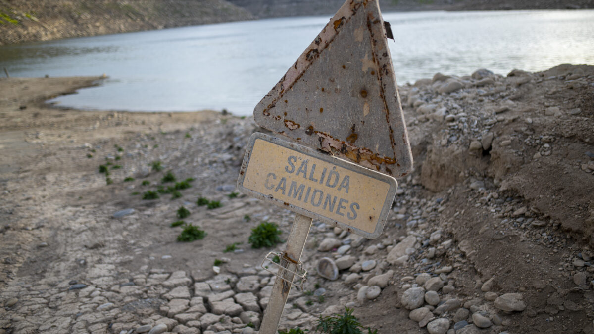 Una señal emerge por la falta de agua en el embalse de Rialb, que abastece de agua el Canal d'Urgell, a 28 de abril de 2023, en Ponts, Lleida, Catalunya (España).