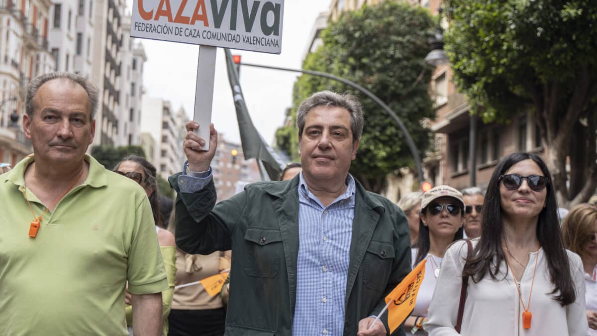 José María Llanos, número 2 de Vox en una manifestación convocada por la Federación de Caza de la Comunidad Valenciana en mayo de mayo de 2023.