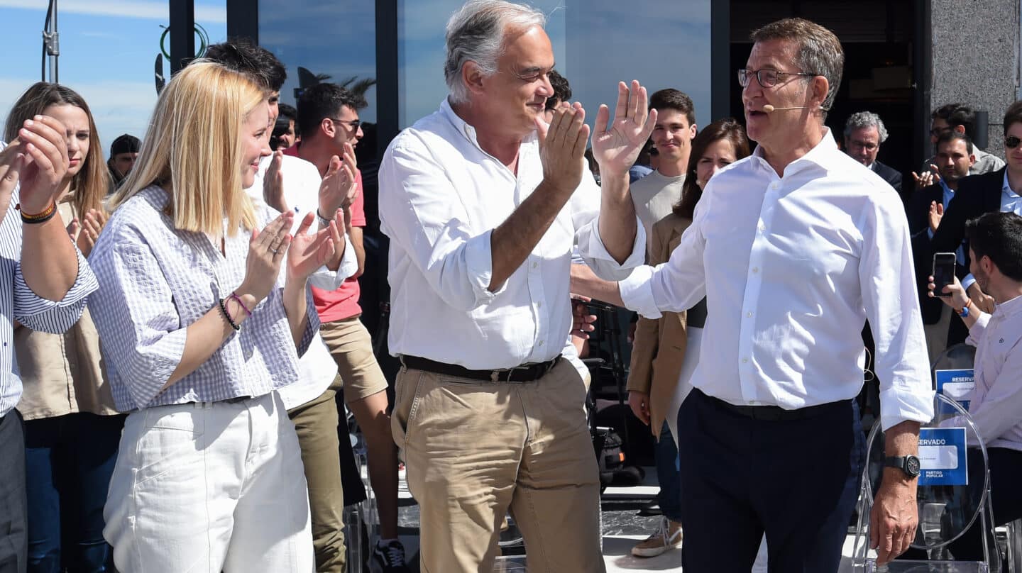 El vicesecretario de Institucional del PP, Esteban González Pons (c), y el presidente del Partido Popular, Alberto Núñez Feijóo (1d), a su llegada a la clausura del acto organizado por el PP con motivo del Día de Europa, en el Club Financiero Génova, a 9 de mayo de 2023, en Madrid (España). El Día de Europa se celebra en conmemoración a la denominada Declaración Schuman, en la que el ministro francés dio el primer paso para la integración de los estados europeos al proponer que el carbón y el acero de Alemania y Francia se sometieran a una administración conjunta, impulsando la creación de la primera Confederación Europea del Carbón y del Acero (CECA), que fue el origen de lo que hoy se conoce como Unión Europea. 09 MAYO 2023;MADRID;DÍA DE EUROPA;CLAUSURA;PP Gustavo Valiente / Europa Press (Foto de ARCHIVO) 09/5/2023