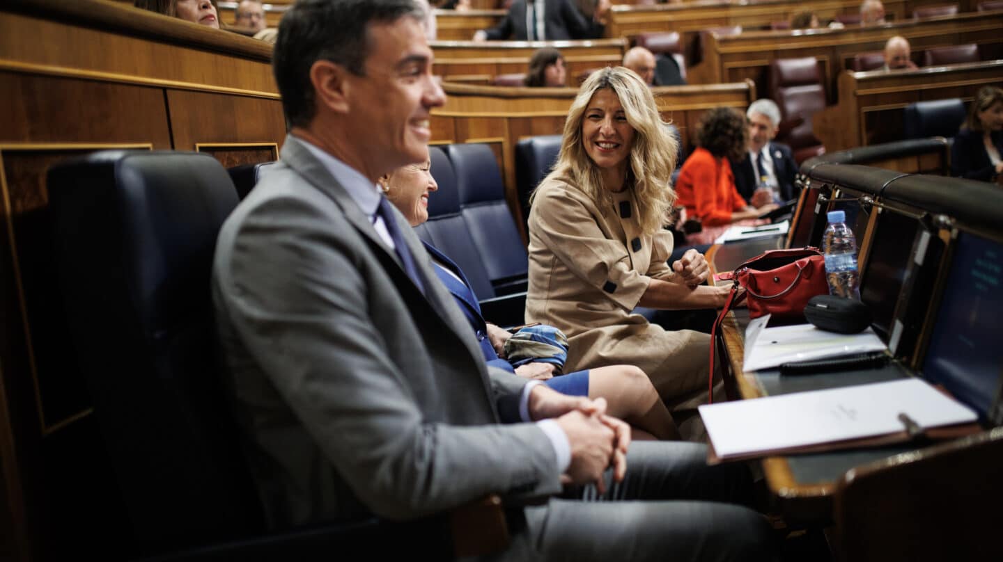 El presidente del Gobierno, Pedro Sánchez (1i) y la vicepresidenta segunda y ministra de Trabajo y Economía Social, Yolanda Díaz (1d)