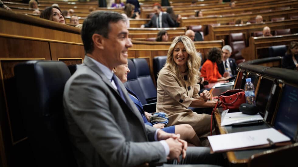 El presidente del Gobierno, Pedro Sánchez (1i) y la vicepresidenta segunda y ministra de Trabajo y Economía Social, Yolanda Díaz (1d)