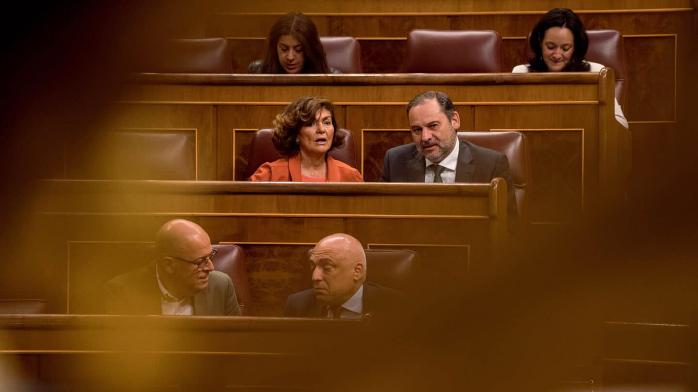 El exministro de Transportes José Luis Ábalos y la diputada socialista y exvicepresidenta del Gobierno Carmen Calvo conversan durante una sesión plenaria en el Congreso de los Diputados, a 18 de mayo de 2023, en Madrid (España). El Pleno del Congreso concluye hoy la tramitación de la modificación de la Ley General Tributaria en lo relativo a cooperación administrativa en el ámbito de la fiscalidad y de otras normas tributarias, que estará lista para su entrada en vigor, y enviará al Senado el proyecto de ley de creación de la Autoridad Administrativa Independiente de Defensa del Cliente Financiero. 18 MAYO 2023;MADRID;CONGRESO;LEY GENERAL TRIBUTARIA Gabriel Luengas / Europa Press 18/5/2023