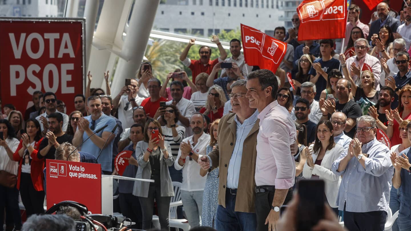 El secretario general del PSOE y presidente del Gobierno, Pedro Sánchez (d), y el presidente de la Generalitat Valenciana, Ximo Puig, intervienen en un mitin del PSPV-PSOE, en la Ciudad de las Artes y las Ciencias, a 20 de mayo de 2023, en Valencia, Comunidad de Valencia (España). El acto se desarrolla durante la campaña electoral en la que Sánchez visita varios municipios y ciudades del territorio español con el fin de apoyar a las candidaturas que se presentan a las elecciones autonómicas y municipales del 28 de mayo. 20 MAYO 2023;28M;CAMPAÑA ELECTORAL;MITIN;PARTIDO SOCIALISTA;PSOE;SOCIALISTAS;ELECCIONES; Rober Solsona / Europa Press 20/5/2023