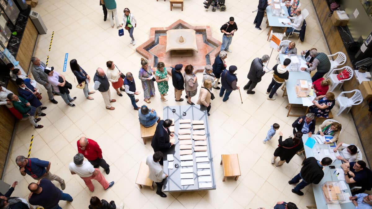 Varias peronas ejercen su derecho al voto en el Ayuntamiento de Santander