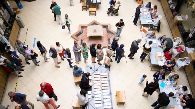 Varias peronas ejercen su derecho al voto en el Ayuntamiento de Santander