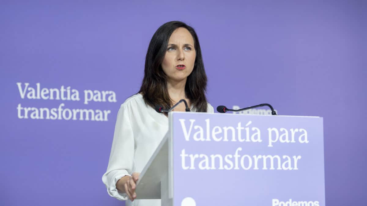 La líder de Podemos y ministra de Derechos Sociales, Ione Belarra, interviene durante una rueda de prensa en la sede de Podemos
