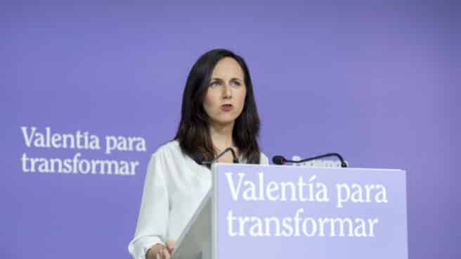 La líder de Podemos y ministra de Derechos Sociales, Ione Belarra, interviene durante una rueda de prensa en la sede de Podemos