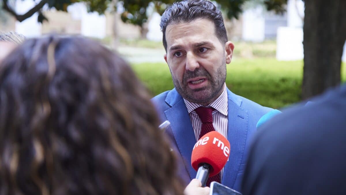 El número 3 del PSOE-A, Noel López, atiende a los medios de comunicación en el Parlamento de Andalucía (EP).