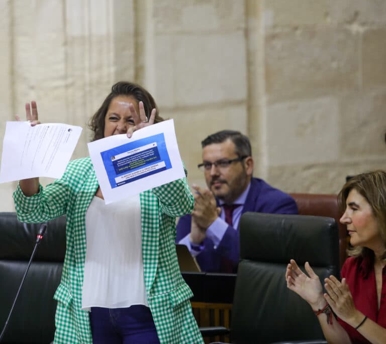 La Junta de Andalucía acusa al Gobierno de "hooligans que van "contra Huelva" por las fresas de Doñana