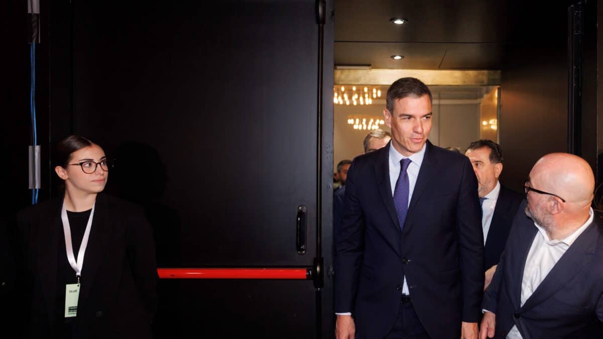 El presidente del Gobierno, Pedro Sánchez (c), a su llegada a la III edición del foro ‘Fondos Europeos III: España, por el liderazgo global en economía verde y digital’