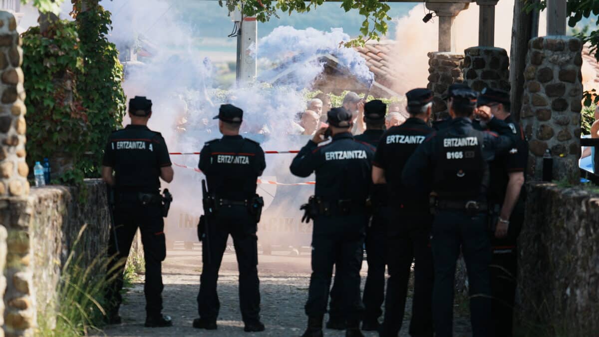 Furgonetas de 29 años, sueldos congelados y sin botas ni cascos: así es la revuelta en la Ertzaintza