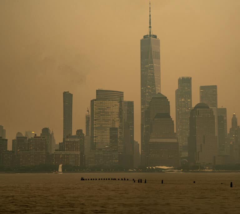 El humo de los incendios de Canadá cubre por completo el cielo de Nueva York