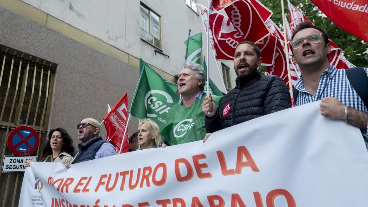 El delegado de UGT, Juan Rodríguez, y el delegado del CSIF, Miguel Ángel Montero, durante una protesta de trabajadores de la Inspección de Trabajo y Seguridad en Madrid.