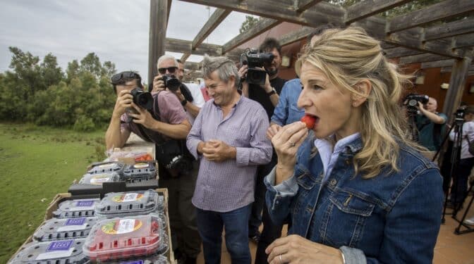 Yolanda Díaz come fresas en Doñana: "La mayor parte de los agricultores cumple con la legalidad"