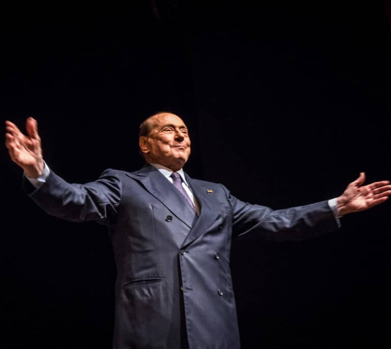 La Telecinco (Mediaset) post Berlusconi: posible venta, la sombra de Vivendi y guerra en España