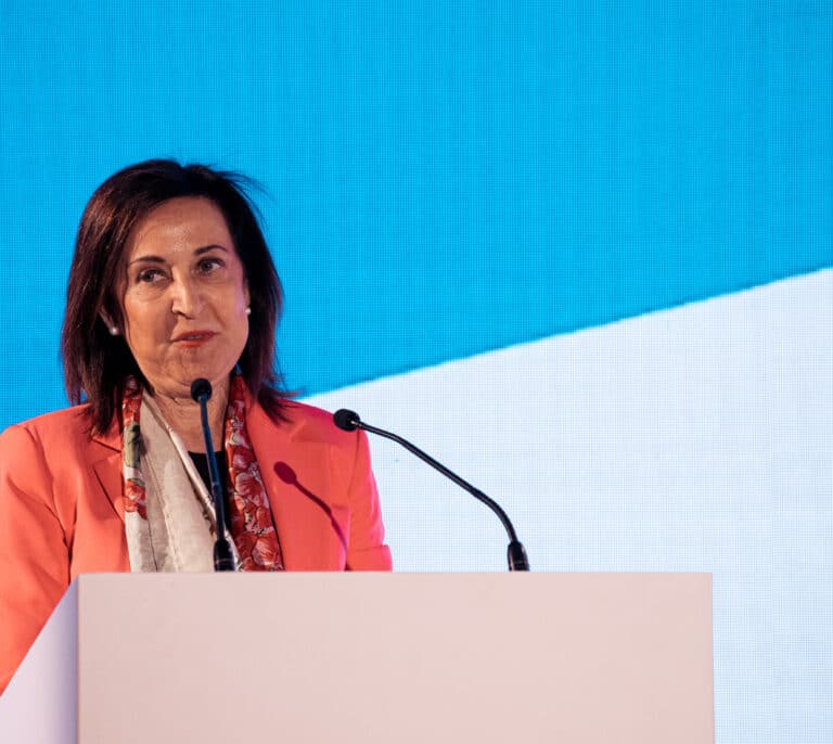 Margarita Robles critica la "equidistancia" de los militares que se oponen a enviar armas a Ucrania