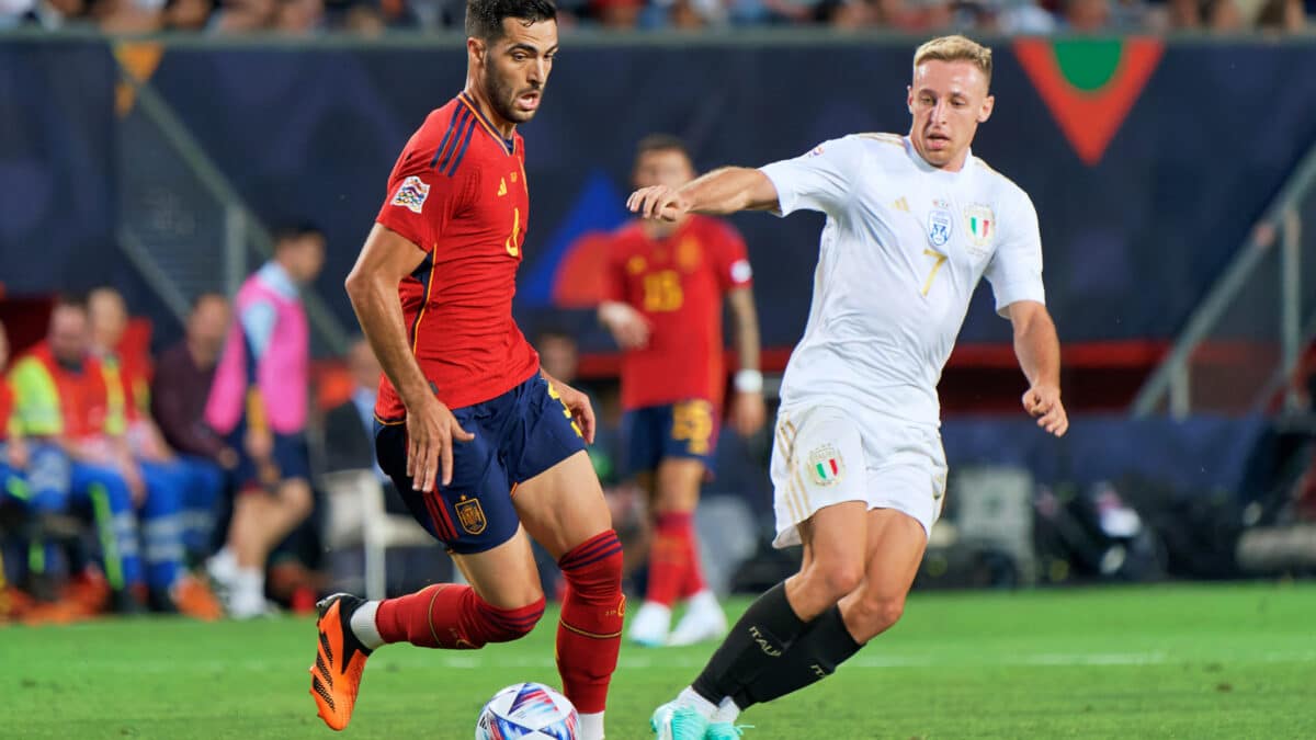 El español Mikel Merino y el italiano Davide Frattesi en acción durante el partido de fútbol semifinal de la Liga de las Naciones de la UEFA