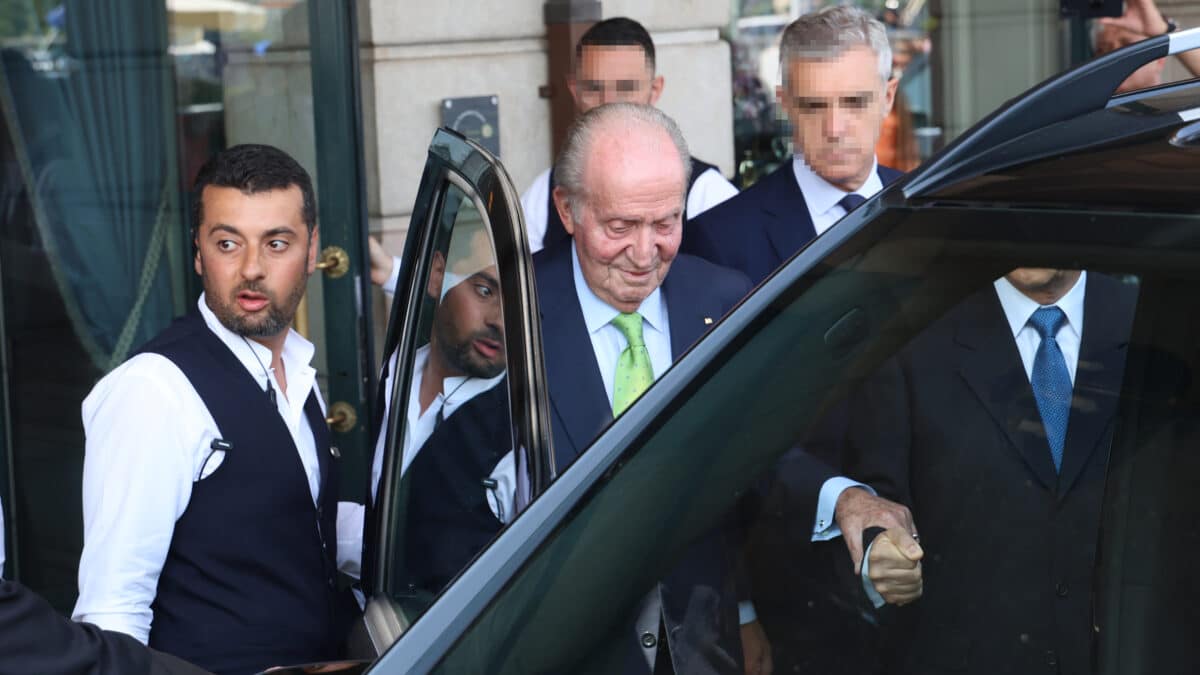 El rey Juan Carlos sale del hotel para dirigirse a la graduación de Irene Urdangarin