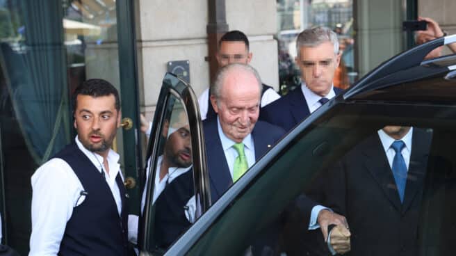 El rey Juan Carlos sale del hotel para dirigirse a la graduación de Irene Urdangarin