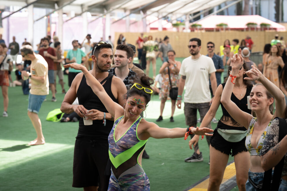 Varias personas bailan durante un concierto en la segunda jornada de la nueva edición de Sónar de Día, en Barcelona