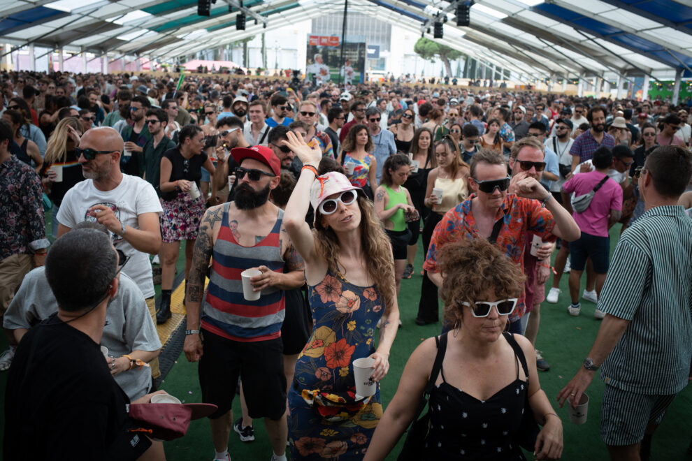 Varias personas bailan durante un concierto en la segunda jornada de Sónar de Día, en Barcelona