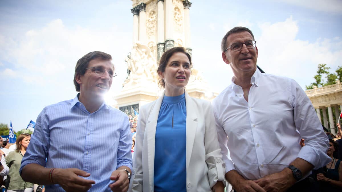 (I-D) El alcalde de Madrid, José Luis martínez Almeida; la presidenta de la Comunidad de Madrid, Isabel Díaz Ayuso; y el presidente del Partido Popular, Alberto Núñez Feijóo; en un acto con afiliados en el Parque de El Retiro